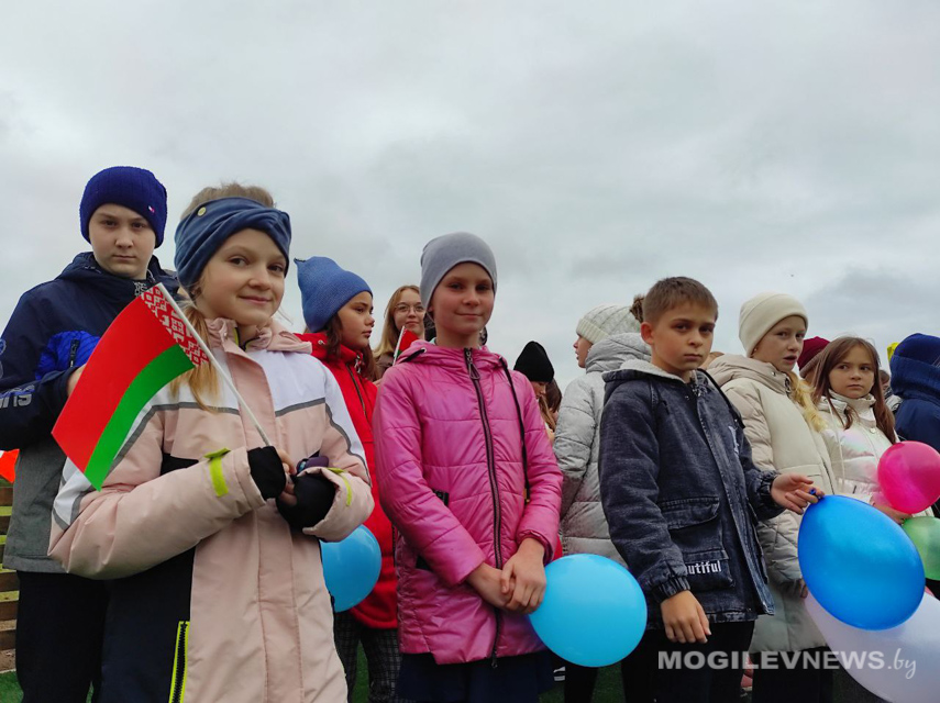В Дрибине торжественно открыли поле для игры в мини-футбол с современным покрытием. Фото
