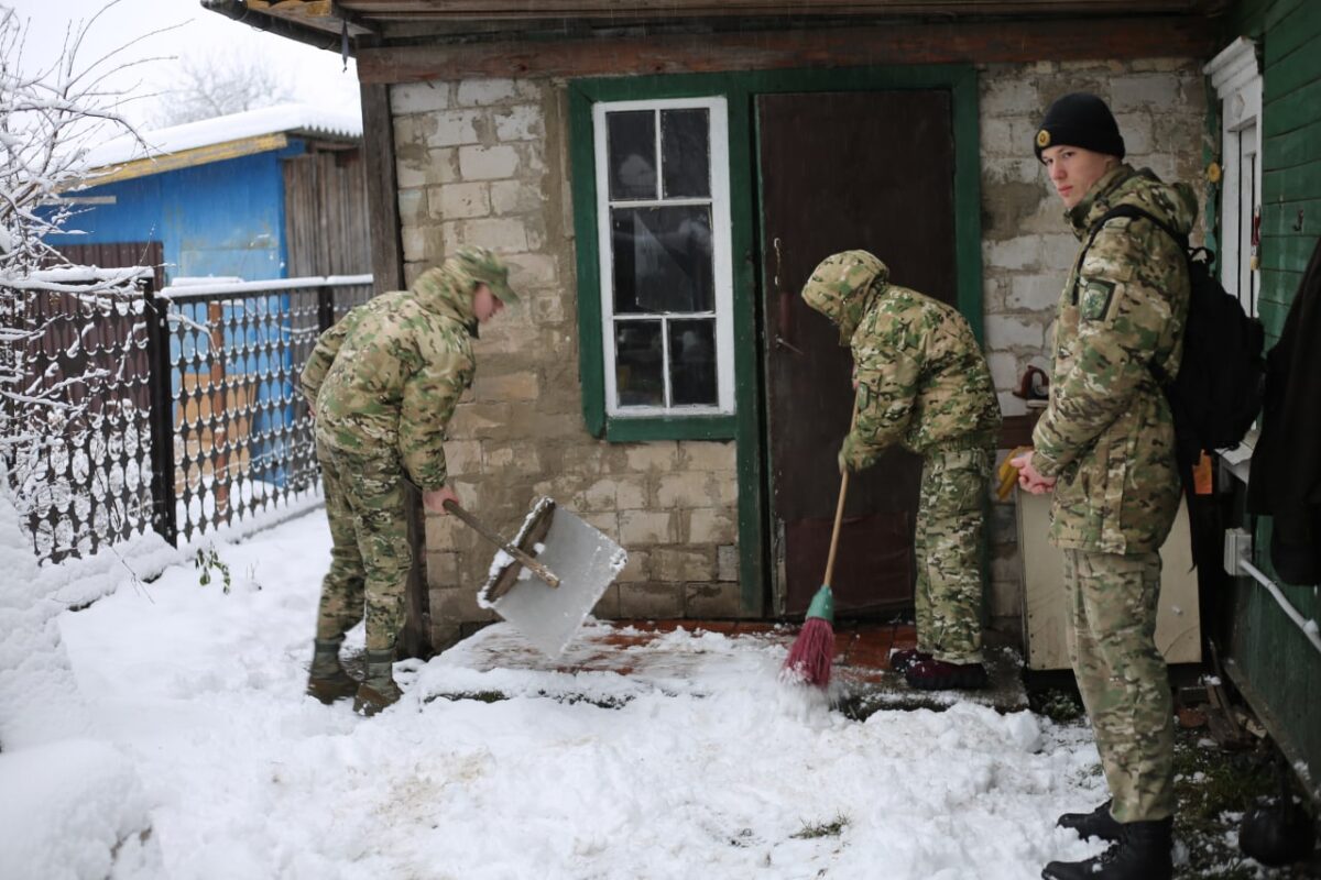 Юные патриоты в Бобруйске помогли пенсионерам в уборке снега