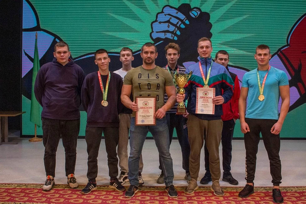 Сборная команда БРУ победила в соревнованиях по армрестлингу