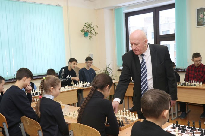 Сеанс одновременной игры в шахматы на 22 досках провели в Мстиславле