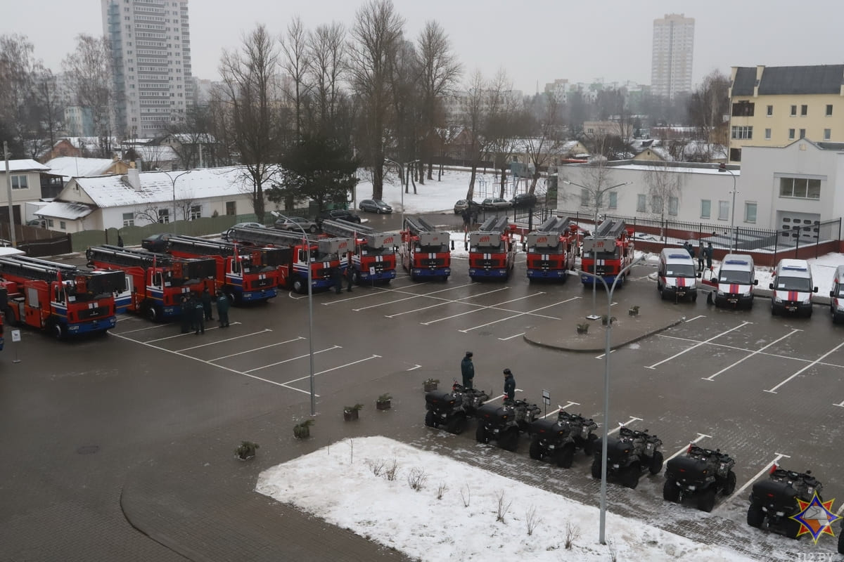 Премьер-министр вручил сертификаты на технику МЧС и награды спасателям