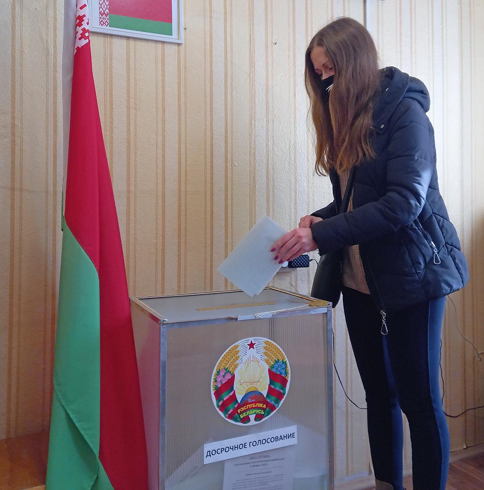 Граждане активно проявляют свою позицию на участке для голосования №123 в Могилеве