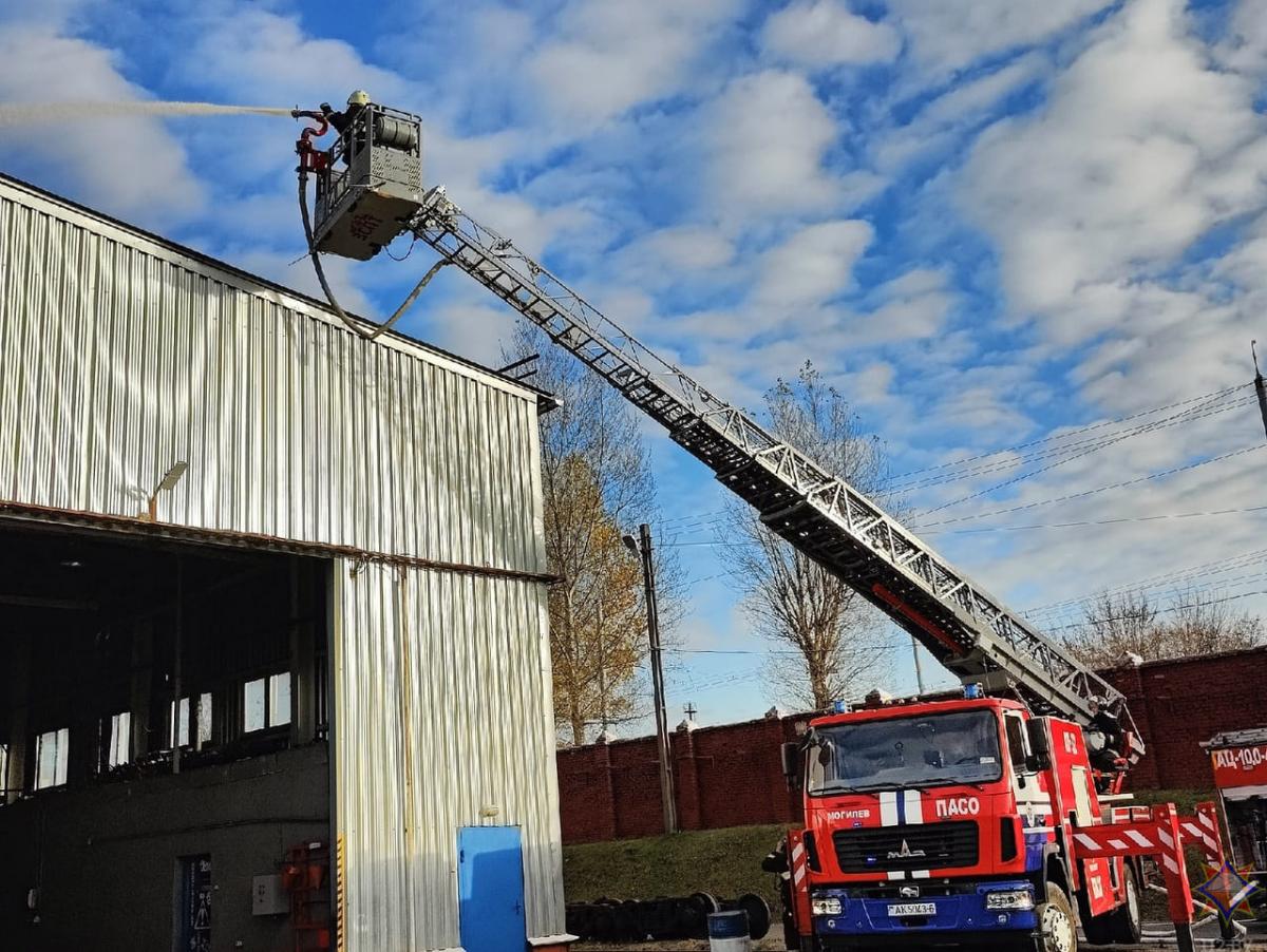 На базе Могилевского вагоностроительного завода спасатели провели учение