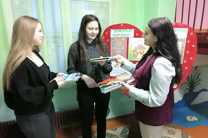 Мстиславские волонтеры  собирают новогодние подарки для детей из многодетных семей и интернатов