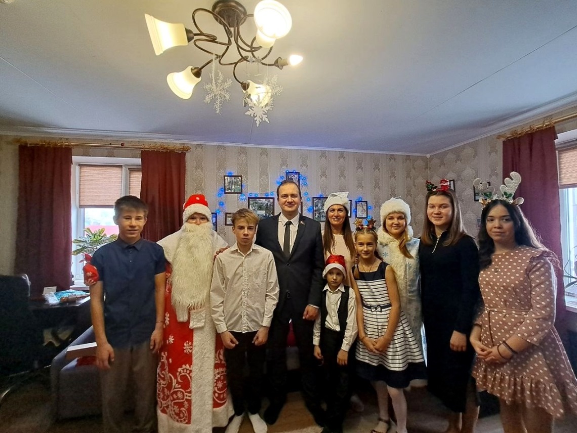 Молодежь Могилевского медколледжа посетила детский дом семейного типа в Вейно