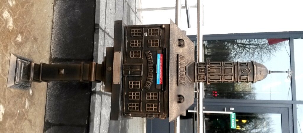 Фотофакт: стилизованный почтовый ящик установлен перед могилевским Главпочтамтом