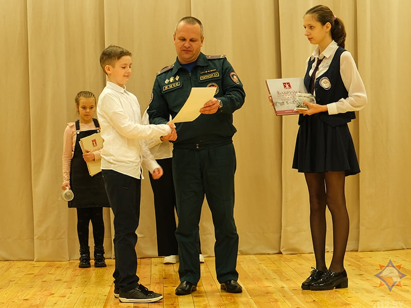 Победителей городских конкурсов «Спасатели глазами детей» и «Школа безопасности – 2022» наградили в Бобруйске