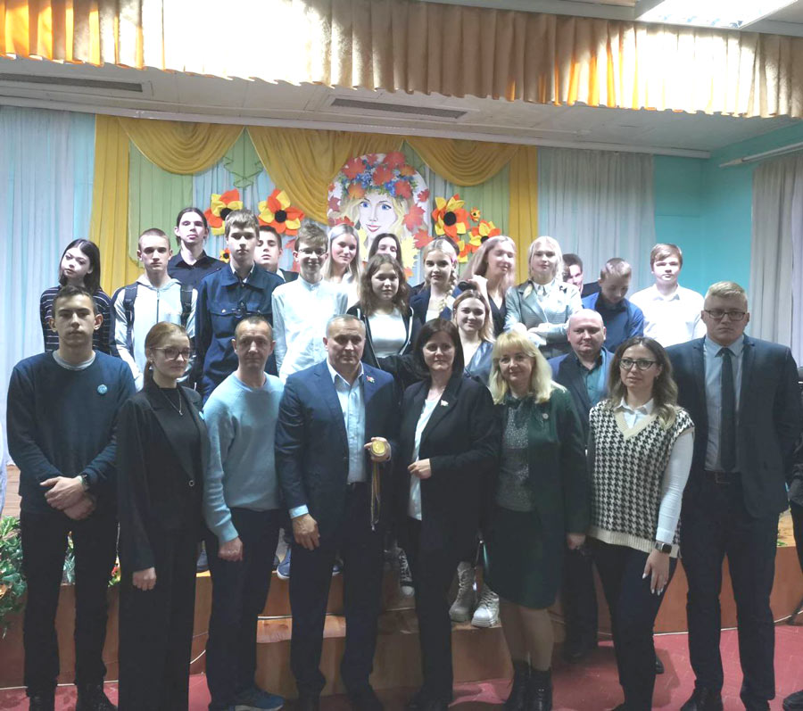 Диалоговая площадка "Память о прошлом - взгляд в будущее" прошла на базе подросткового клуба "Эдельвейс"