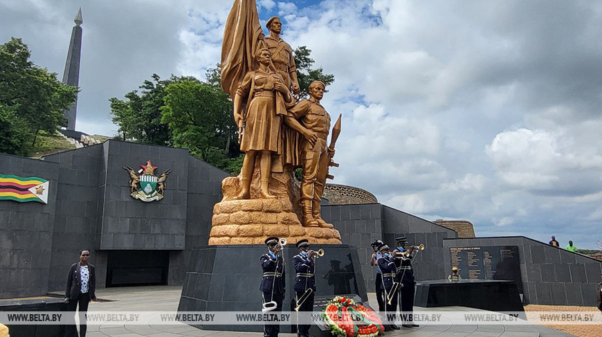 Лукашенко вблизи Хараре посетил мемориальный комплекс "Акр национальных героев"