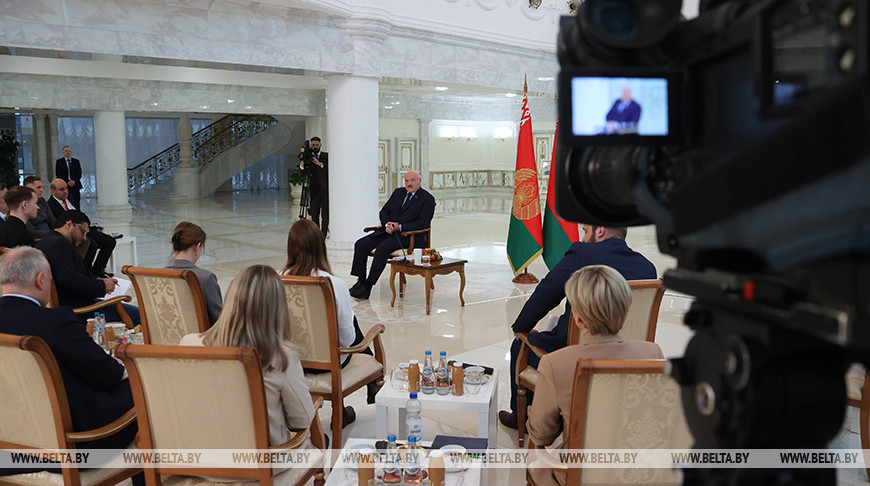 "Готовы серьезно поговорить, даже Путин прилетит". Лукашенко пригласил Байдена в Минск