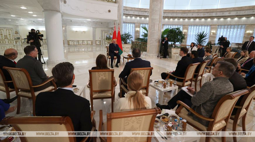 Лукашенко: я хочу нормальных отношений с Западом, одно условие - не лезть в наш огород