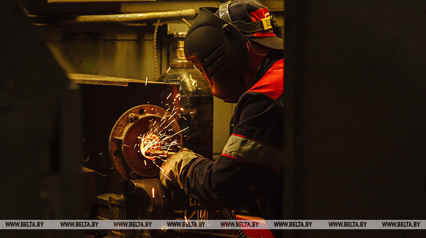 Лукашенко: несанкционным отраслям нужно добавить по 5% в производстве и выйти на максимум загрузки