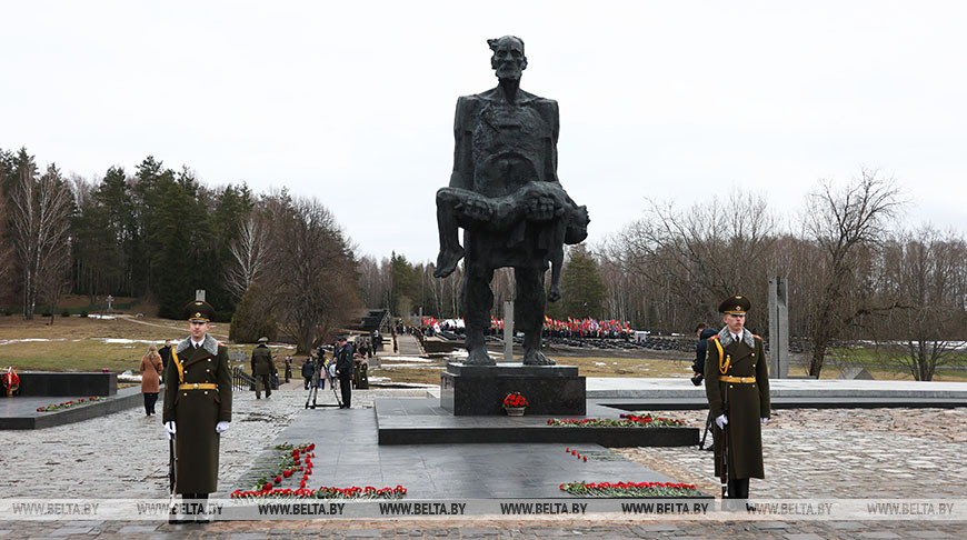 Лукашенко принимает участие в памятном мероприятии по случаю 80-летней годовщины трагедии в Хатыни