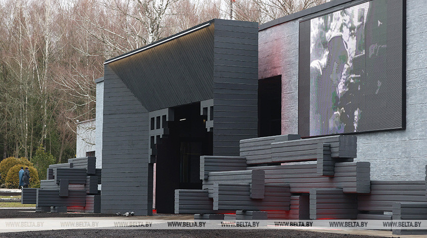 Лукашенко вместе с сыновьями посетил музей в мемориальном комплексе "Хатынь"