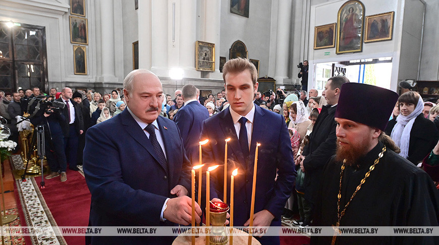 Лукашенко в праздник Пасхи зажег свечу в Спасо-Преображенском храме