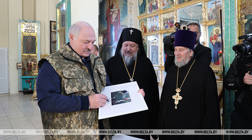Лукашенко в Ветке посетил храм Преображения Господня