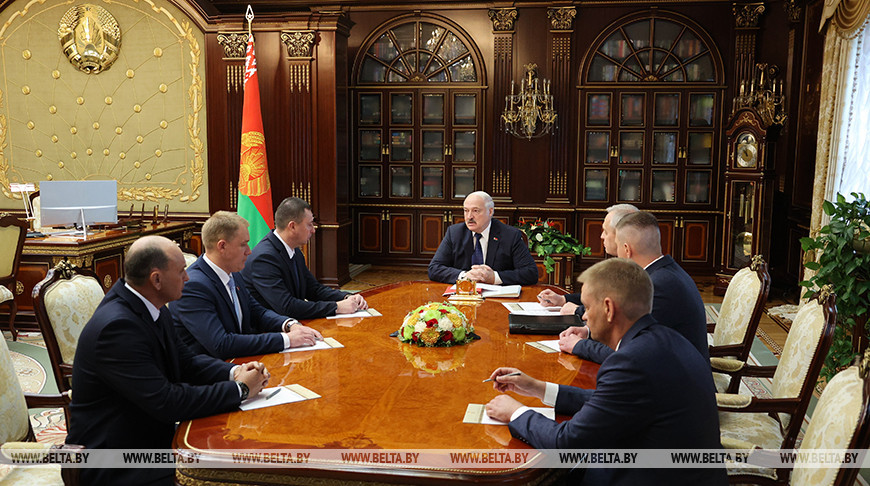 Лукашенко предупредил местную вертикаль: "Никому легкой жизни не будет, нас ждут непростые времена"