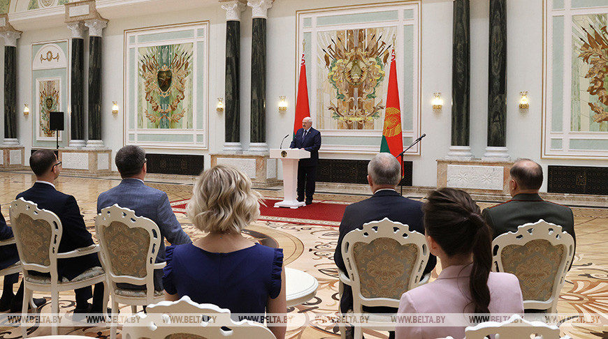 Ваши достижения вдохновляют. Лукашенко вручил награды выпускникам и преподавателям вузов