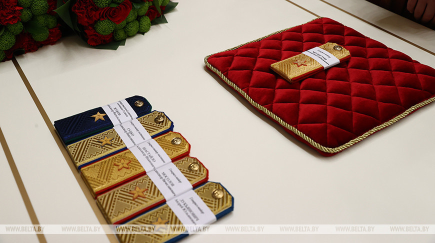 Лукашенко вручил генеральские погоны высшему офицерскому составу