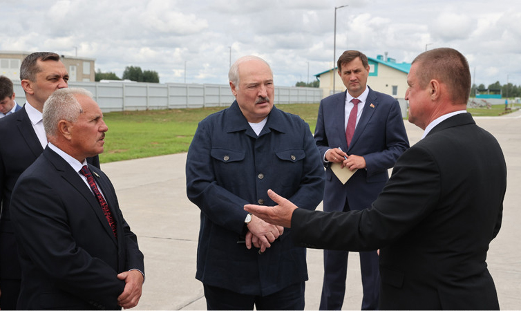 Лукашенко: наша задача - за пятилетку уйти от этих диких ферм и построить технологичные комплексы