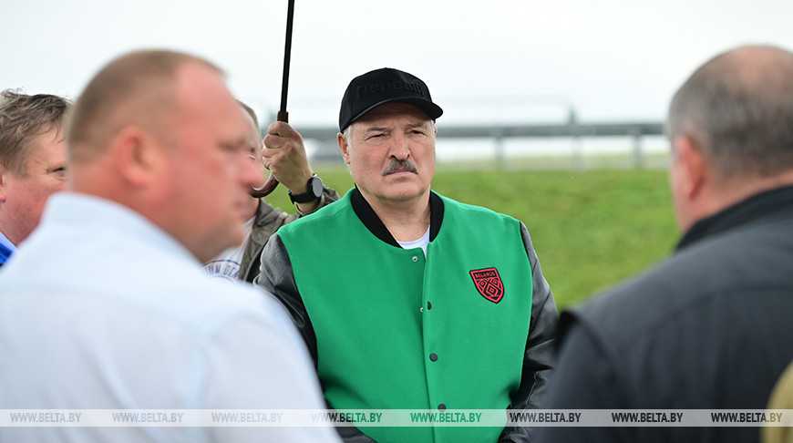 Лукашенко вновь в полях, на этот раз на востоке. Главная тема - безотвальная обработка почвы