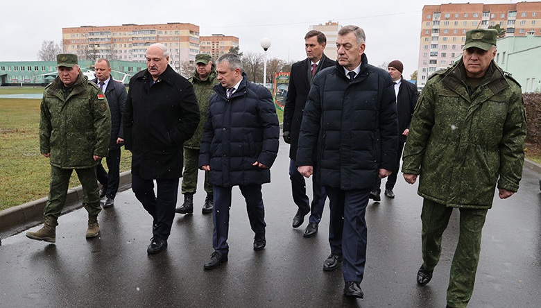 Лукашенко в Гомеле ознакомился с работой артиллерийской базы вооружения