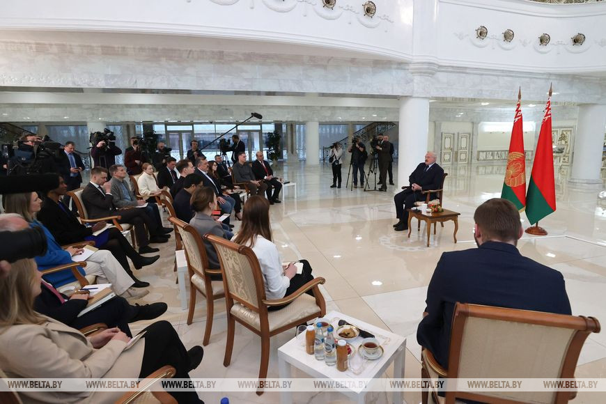 Лукашенко: Зеленский уничтожает Украину