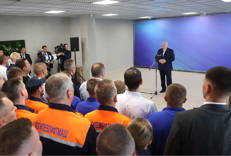 Лукашенко напомнил об инвестпроектах в регионах: каждый район должен зарабатывать себе деньги