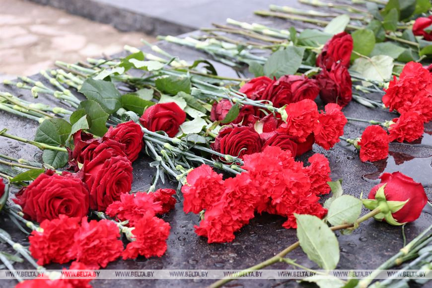 Лукашенко в Хатыни возложил венок в память о жертвах трагедии