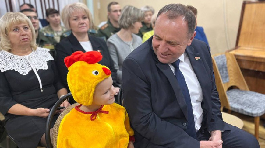 Подарки, спектакль и много улыбок: Бартош поздравил воспитанников детского дома в Бобруйске