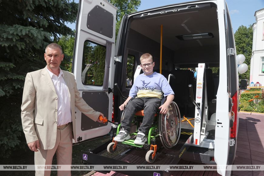 Могилевскому дому ребенка вручили ключи от автомобиля и подарили праздник