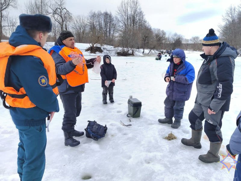 Об опасностях зимней рыбалки напомнили чаусские спасатели