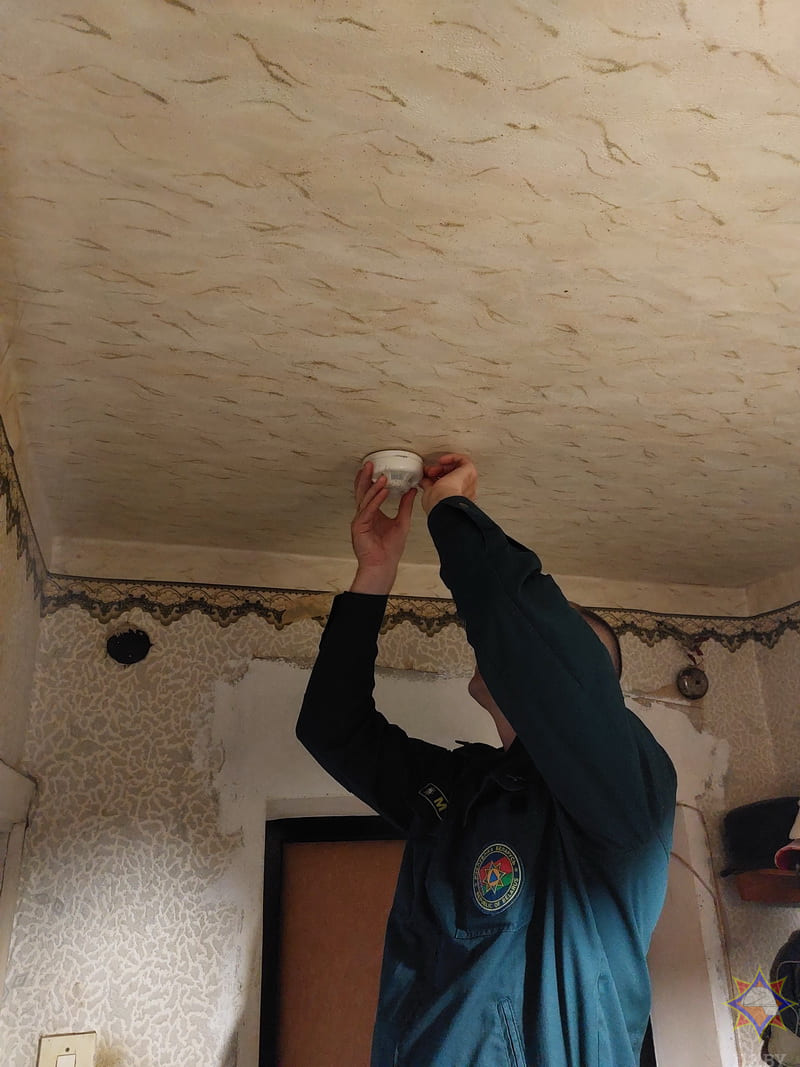 Помощь одиноким пенсионерам в установке пожарных извещателей оказали в Чаусах