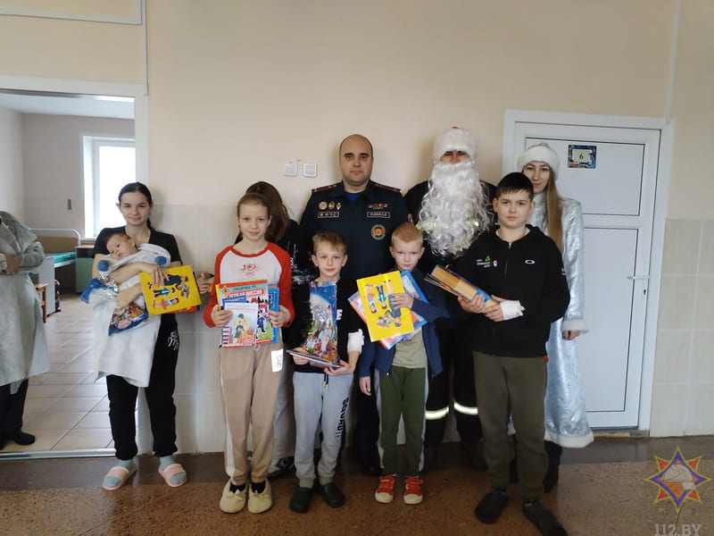 Чаусские спасатели подготовили новогодний сюрприз для детей, которые находятся в больнице