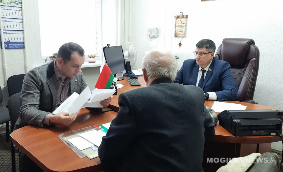 Депутат Могилевского областного Совета депутатов Виталий Зеньков провел прием граждан в  общественной приемной «Белой Руси»