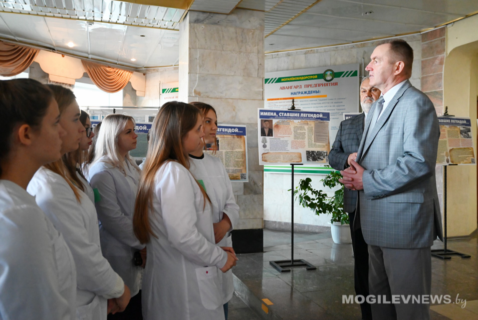Выставка «Имена, ставшие легендой» демонстрируется в КУП «Могилевоблдорстрой». Фото