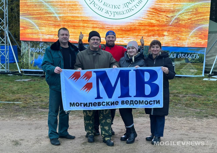 Могилевчане приняли участие в чемпионате по колке дров среди СМИ. Фото