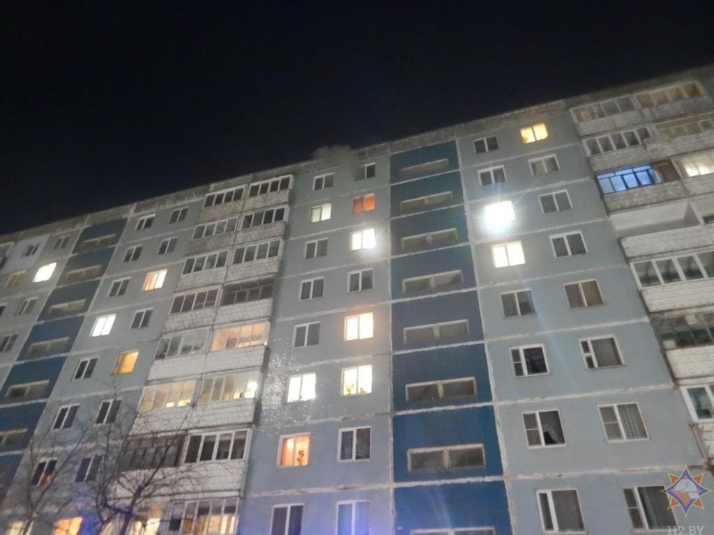 Могилевские спасатели вынесли из горящей квартиры двух пенсионеров