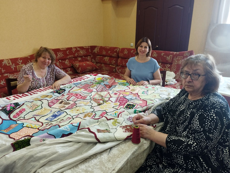 В Могилевском областном методическом центре народного творчества и культурно-просветительной работы завершили вышивку карты региона