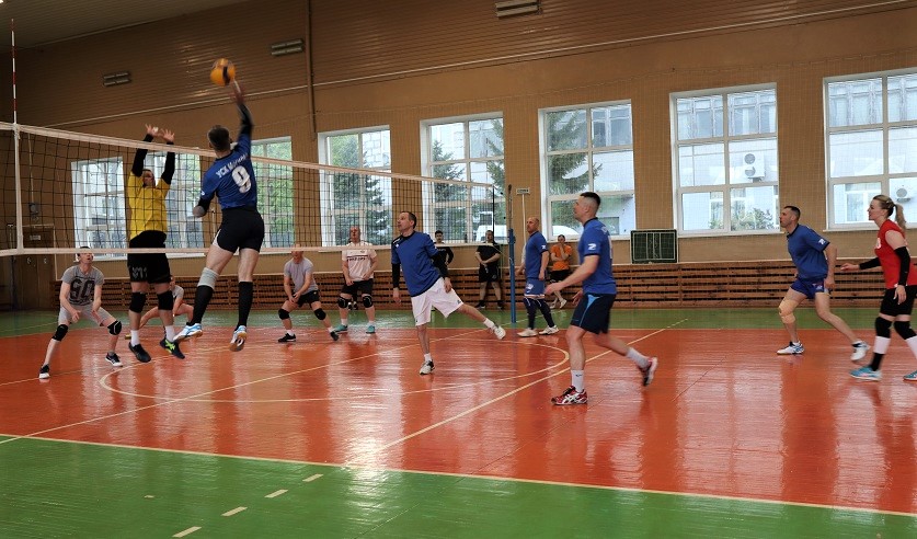 Следователи и банкиры в Могилеве сыграли товарищеский матч по волейболу