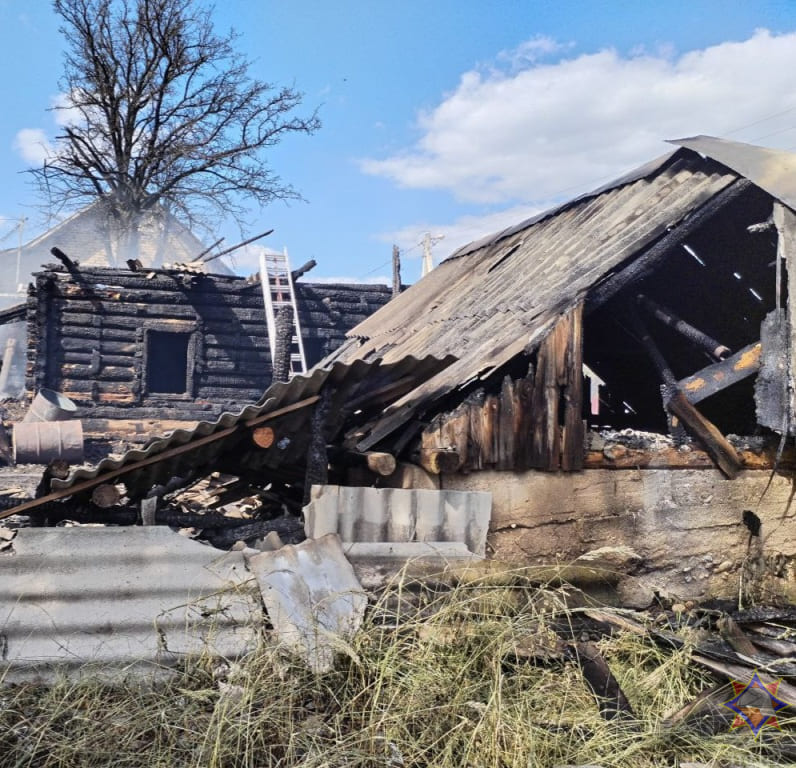 В Чаусском районе ребёнок хотел запечь картошку, а сжег пять хозяйственных построек