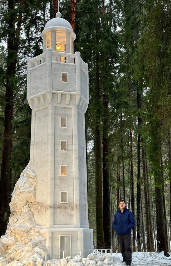 Минский мастер Иван Карпицкий создал 9-метровый снежный маяк в Могилевском районе. Фото