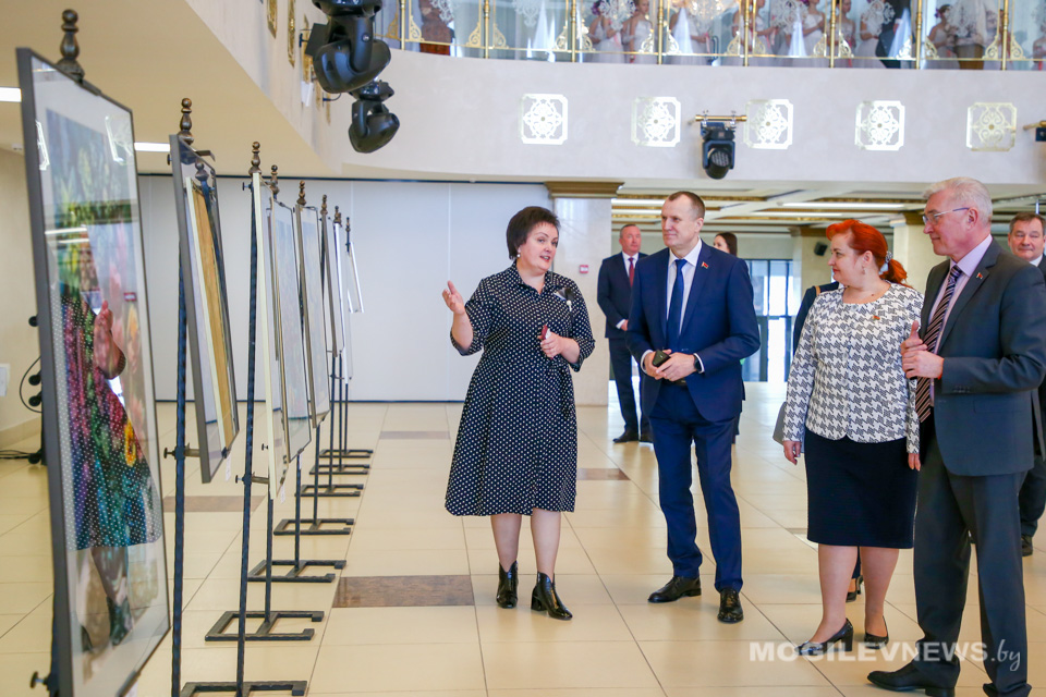 Выставку цветочных натюрмортов Феликса Гумена представили во Дворце культуры области