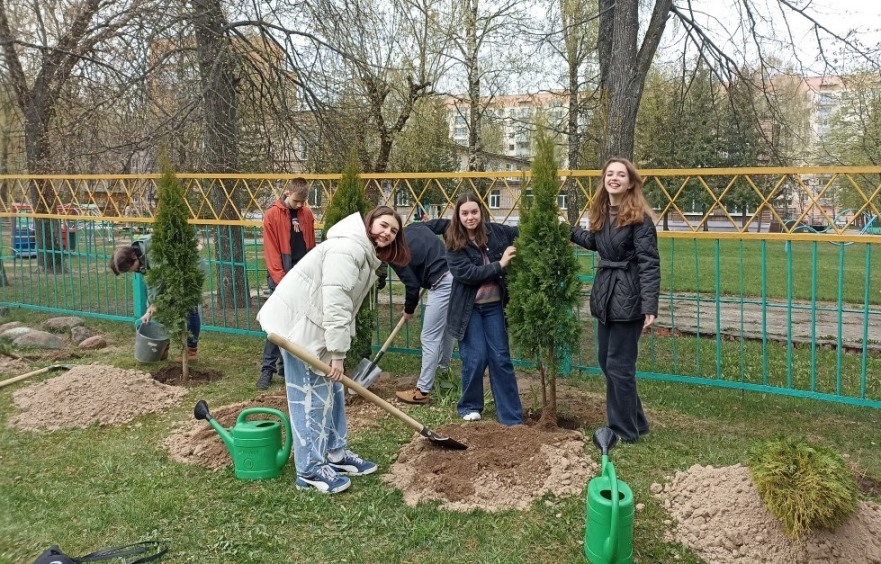 Мэр Могилева Александр Студнев принял участие в закладке "Аллеи выпускников" в гимназии №4. Фото