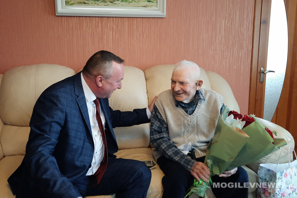 Леонид Мартынюк поздравил с Днем Победы 100-летнего ветерана Великой Отечественной войны Василия Синкевича. Фото