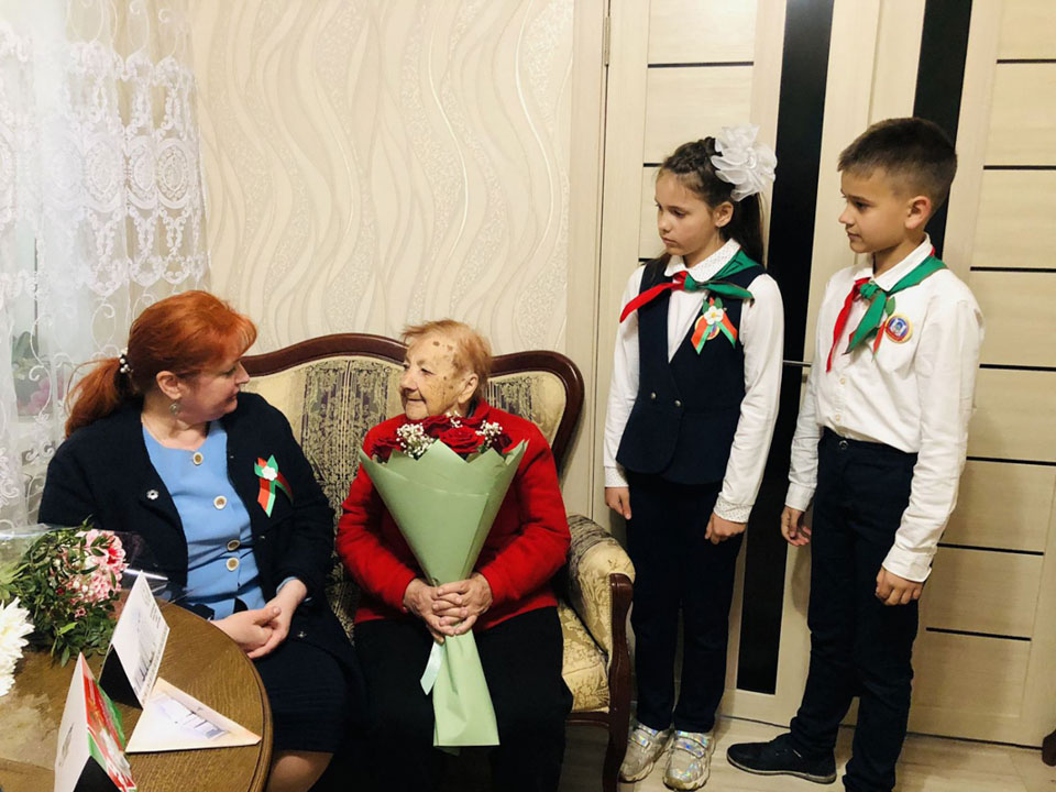 Председатель Могилевского областного Совета депутатов Ирина Раинчик в преддверии Дня Победы навестила ветерана Великой Отечественной войны Ольгу Сурганову