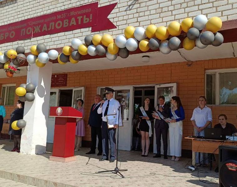Торжественные линейки и почетные гости – последний звонок прозвенел по всей области