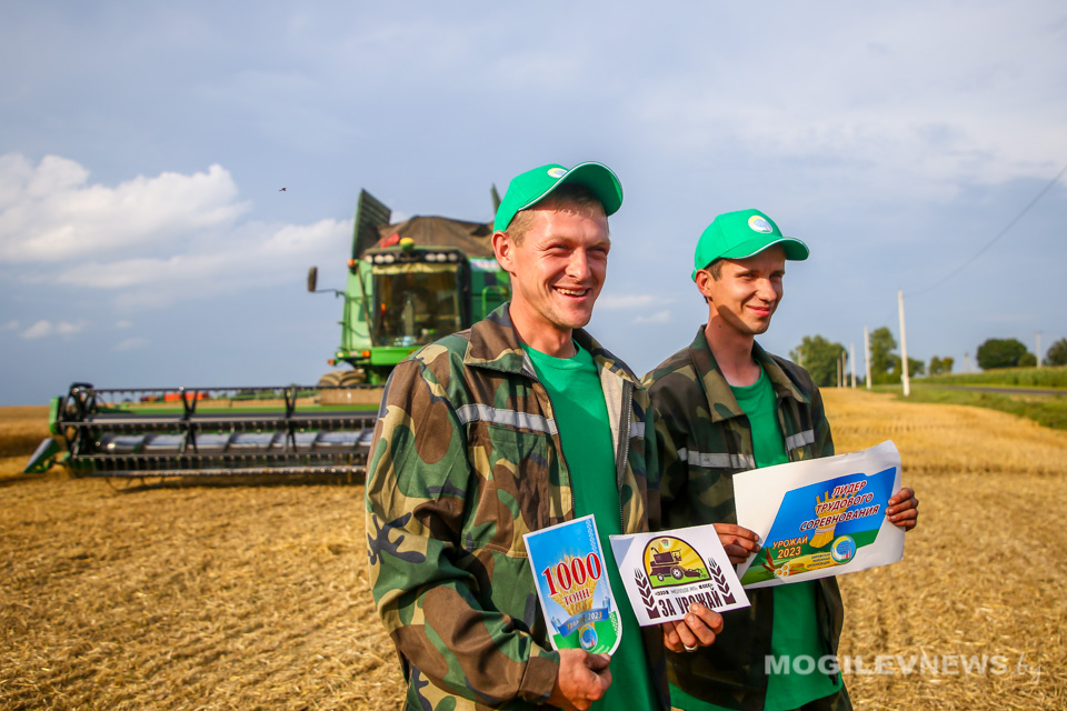 Шестеро комбайнеров и водителей ОАО «Рассвет» им. К.П.Орловского» вошли в число первых тысячников на Могилевщине
