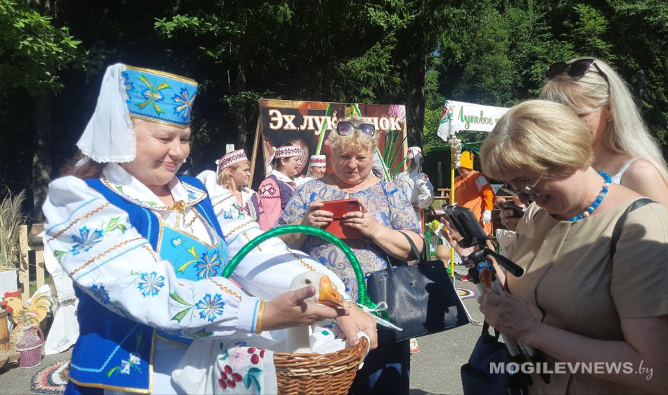 Фестиваль «Вытокi» в Костюковичах стартовал с пресс-тура для представителей СМИ, организаторов и участников. Фото