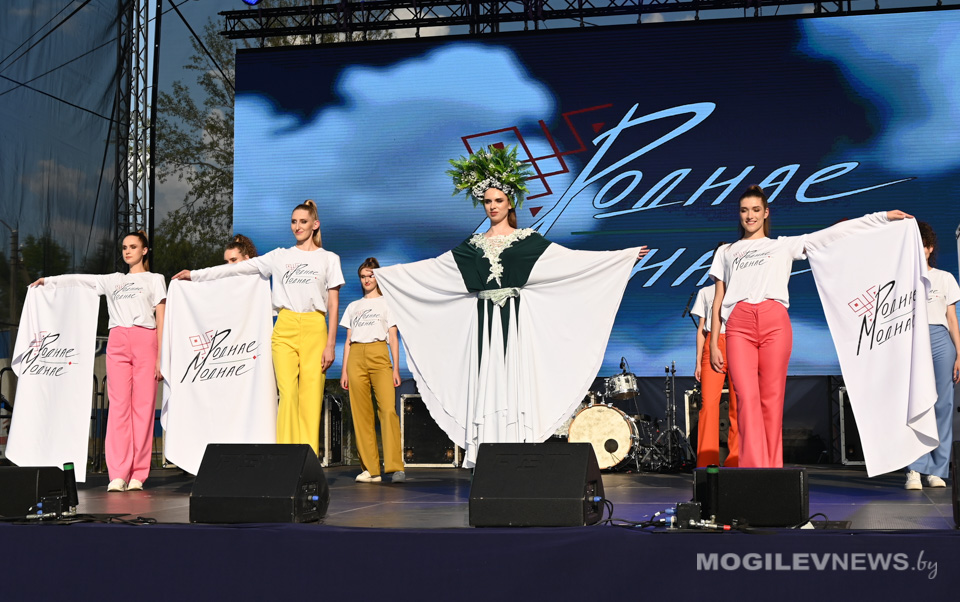 Показ дизайнерской одежды «Роднае-моднае» прошел в рамках фестиваля «Вытокi» в Костюковичах. Фото